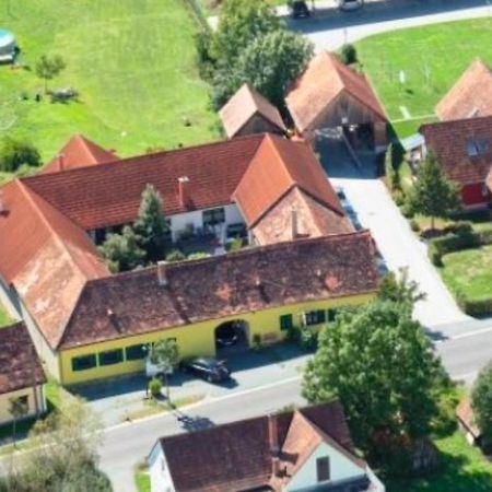 Ferienwohnungen Und Appartements Im Idyllischen Vierkanthof, Gruppenurlaube Лойперсдорф бай Фюрстенфелд Екстериор снимка